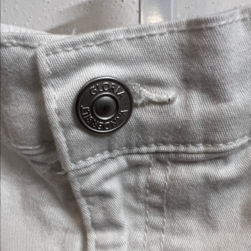 Gloria Vanderbilt Women's Classic White Bermudas - Picture 4 of 7